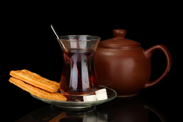 Glas türkischen Tee isoliert auf schwarz — Stockfoto