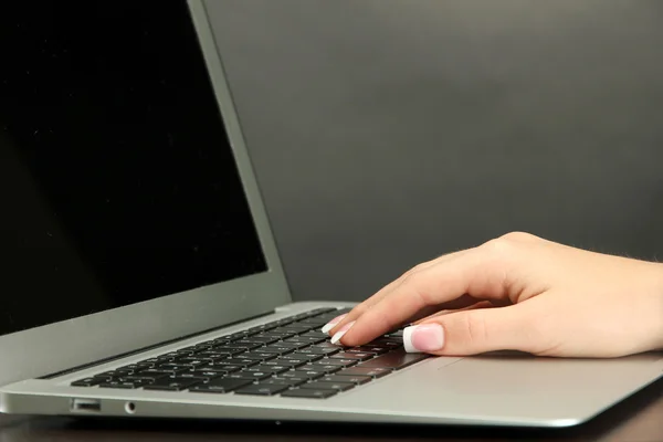 Weibliche Handschrift auf Laptop, Nahaufnahme — Stockfoto