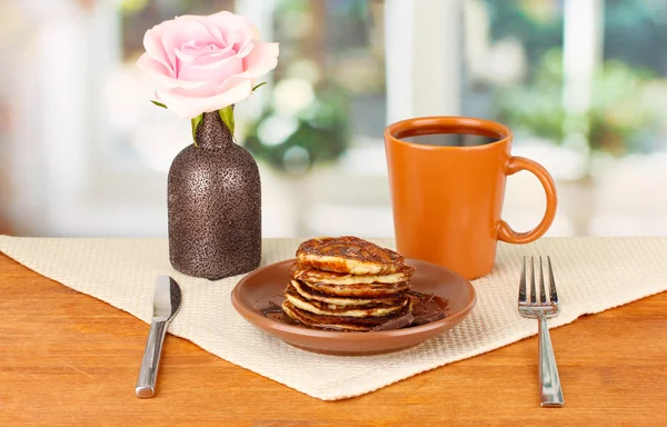 Deliciosos panqueques dulces sobre fondo brillante — Foto de Stock