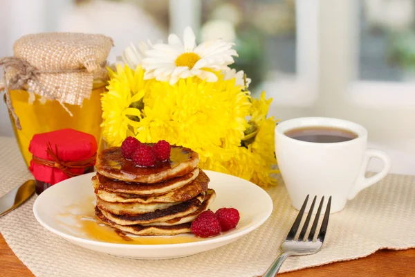 Delicious sweet pancakes on bright background — Stock Photo, Image