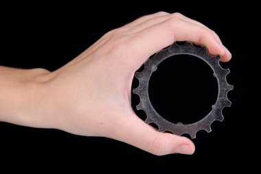 metal dişli siyah arka plan üzerinde elinde tutan adam