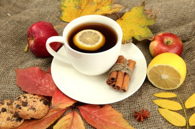 fincan sıcak çay ve çuval bezi arka planda sonbahar yaprakları