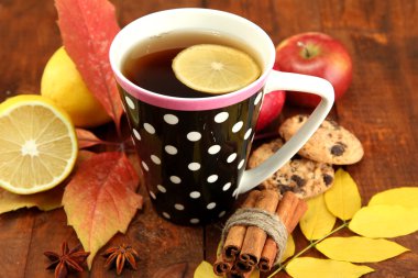 fincan sıcak çay ve ahşap zemin üzerinde sonbahar yaprakları