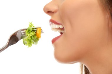 güzel genç kadın ile üzerine beyaz izole çatal, salataya