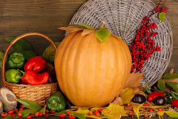 Uitstekende Herfst Stilleven met pompoen op houten tafel op houten achtergrond — Stockfoto