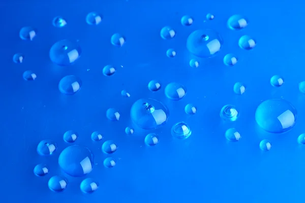 青い背景に水滴 — ストック写真