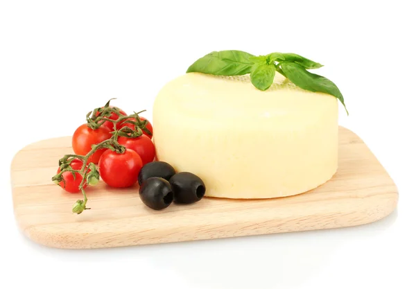 Käse-Mozzarella mit Gemüse auf dem Schneidebrett isoliert auf weiß — Stockfoto