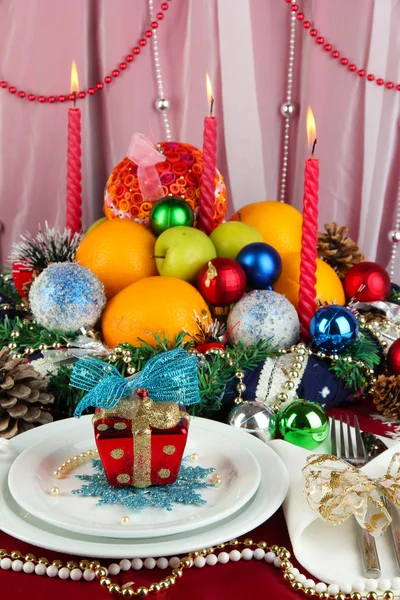 Table de service de Noël sur fond de tissu blanc — Photo