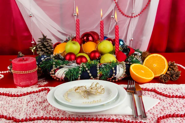 Servindo mesa de Natal em fundo de tecido branco e vermelho — Fotografia de Stock