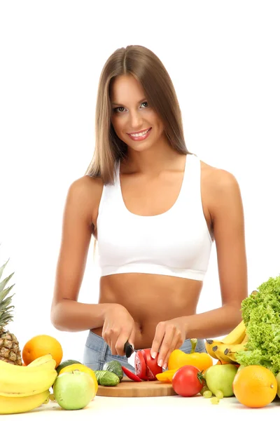 Schöne junge Frau schneidet Gemüse, isoliert auf weiß — Stockfoto