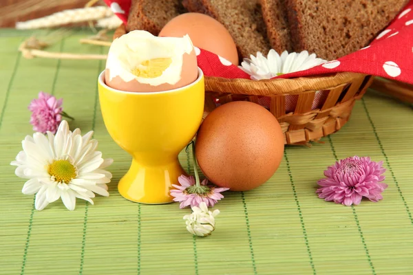 Gekookte eieren op kleur achtergrond — Stockfoto