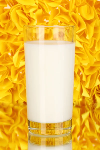 Glass of fresh new milk on decorative yellow background with reflection — Stock Photo, Image