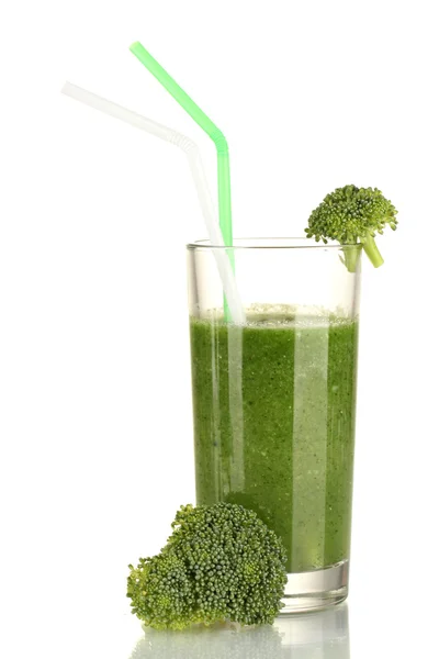 Зеленый овощной сок в стекле изолирован на белом — стоковое фото