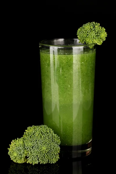 Jus de légumes verts en verre isolé sur noir — Photo