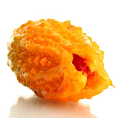 Olgun momordica meyve, üzerinde beyaz izole