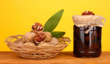 Ceviz ahşap masa ve bir sepet üzerine ceviz portakal geri ile reçel kavanoz