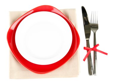 Kırmızı ve beyaz boş tabak çatal ve bıçak üzerinde beyaz izole