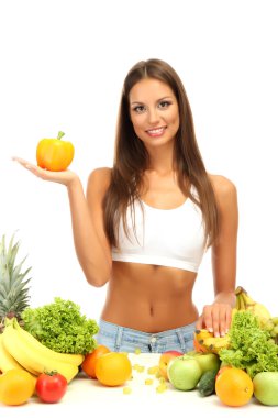 Meyve ve sebzeli güzel bir kadın, beyaz tenli.