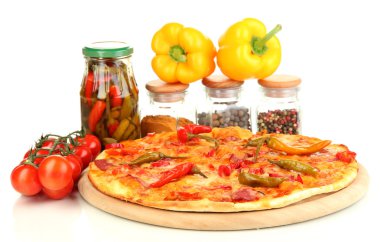 sebzeler üzerinde ahşap tahta üzerinde beyaz izole lezzetli biberli pizza
