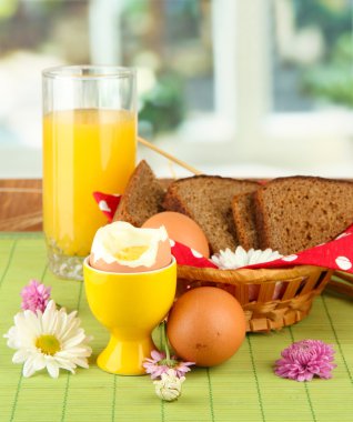 parlak zemin üzerine haşlanmış yumurta