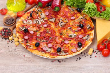 lezzetli pizza ve sebze ahşap tablo
