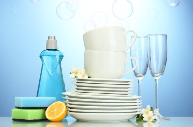 boş temiz tabak, bardak ve bardaklar bulaşık deterjanı ile
