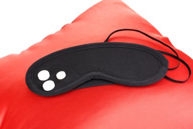 uyku maskesi ve üzerinde beyaz izole yastık tablet