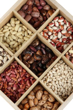 beyaz izole ahşap kutu bölümlerde çeşitli fasulye