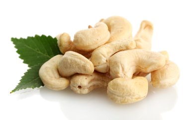 yapraklarla üzerine beyaz izole lezzetli kaju fıstığı