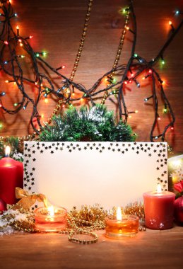 Ahşap arka planda güzel bir Noel kompozisyonu