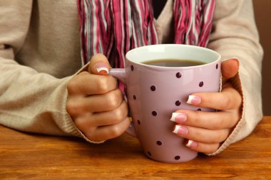 bir fincan tutan eller sıcak içecek, yakın çekim