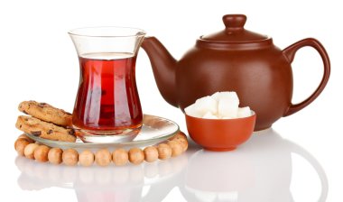 Türk çayı ve üzerinde beyaz izole çaydanlık bardak