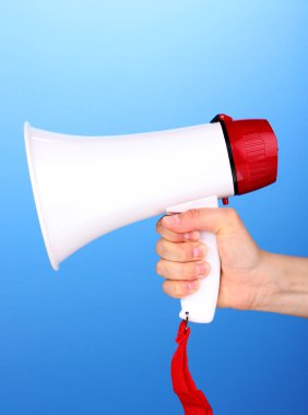 elinde mavi zemin üzerine kırmızı ve beyaz gürültü