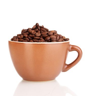 kahve çekirdekleri üzerine beyaz izole Kupası