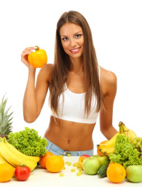 Meyve ve sebzeli güzel bir kadın, beyaz tenli.