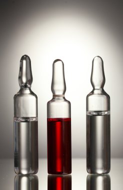 Gri arka planda tıbbi ampule