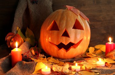 Cadılar Bayramı Balkabağı ve ahşap zemin üzerinde sonbahar yaprakları