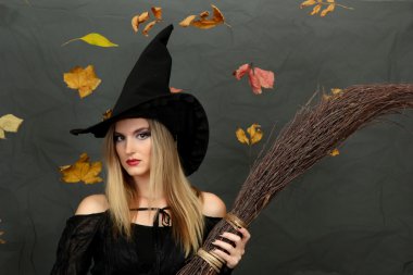 gri zemin üzerine süpürge ile Halloween cadı