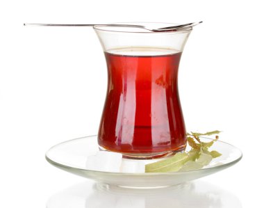 Beyaz üzerine izole edilmiş bir bardak Türk çayı