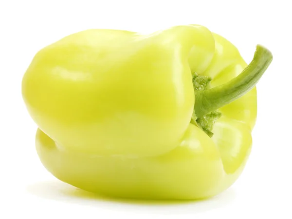 Verse groene paprika geïsoleerd op wit — Stockfoto