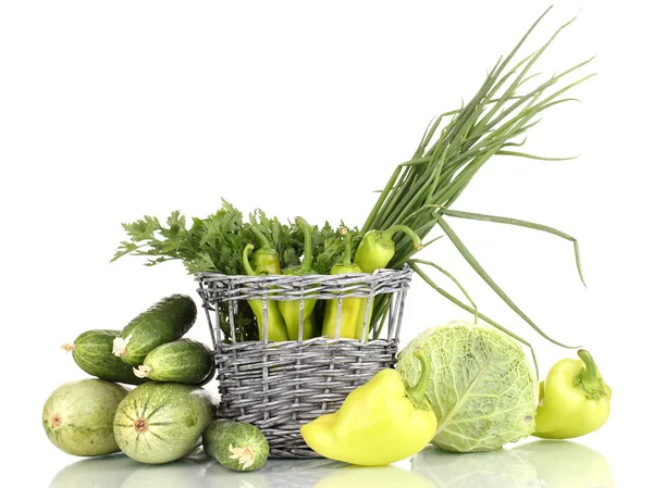 Verduras verdes frescas en cesta aisladas en blanco — Foto de Stock