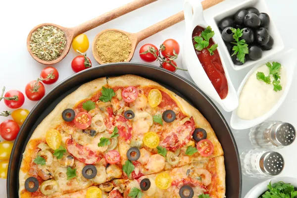Composición colorida de deliciosa pizza, verduras y especias —  Fotos de Stock