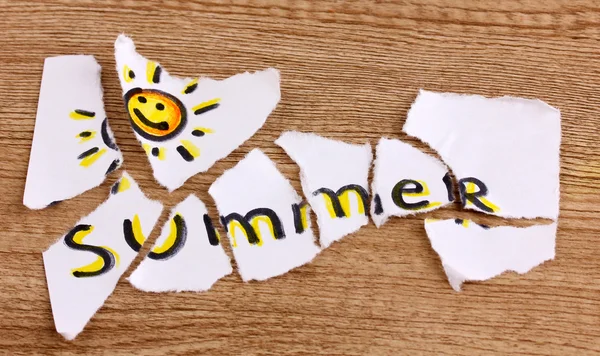 Zerrissenes Papier mit Worten Sommer Großaufnahme auf Holztisch — Stockfoto