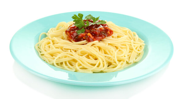 Итальянские спагетти в тарелке изолированы на белом
