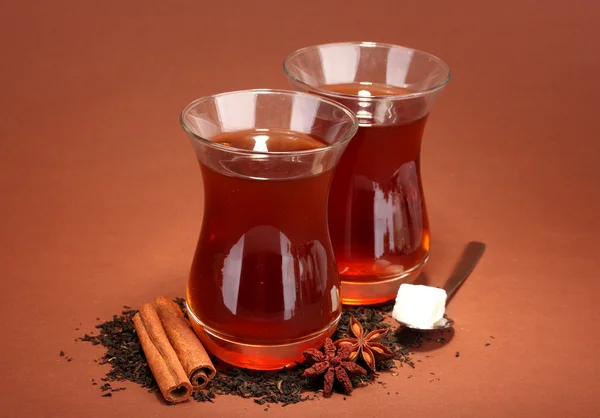 Gläser türkischen Tee, auf braunem Hintergrund — Stockfoto