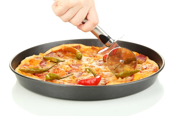 Різання смачної піци пепероні в сковороді ізольовано на білому — стокове фото