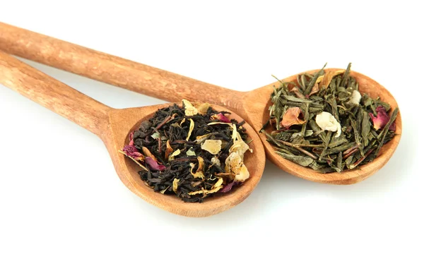 Trockener Tee in Löffeln, isoliert auf weißem — Stockfoto