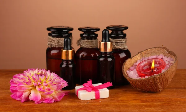 Ingredientes para la fabricación de jabón sobre fondo marrón — Foto de Stock