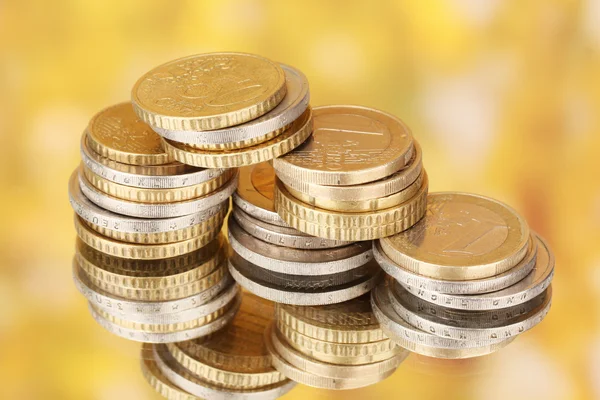 Monete in euro su sfondo a colori — Foto Stock