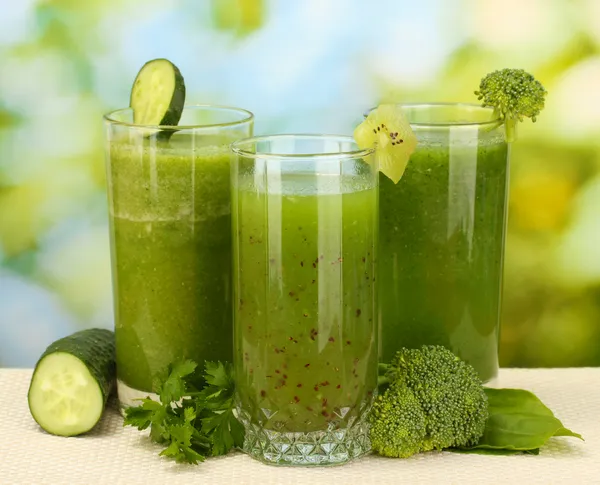 Três tipos de suco verde no fundo brilhante — Fotografia de Stock